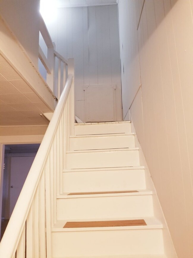 Building Photo - Three Bedroom Two Story House!