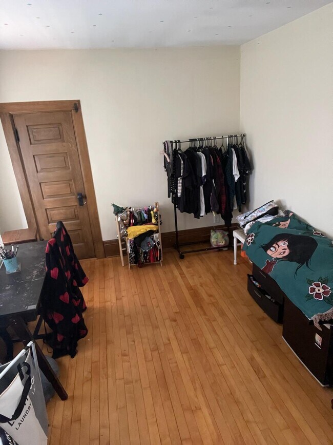 1st bedroom 16'x15' - 373 Maple St