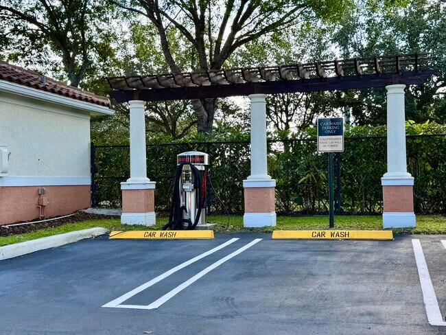 Building Photo - 9857 Baywinds Blvd