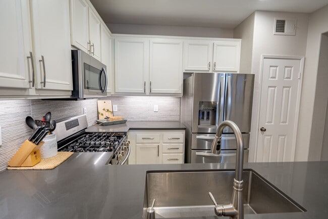 Building Photo - Beautiful Home in San Elijo, Morgans Corner!