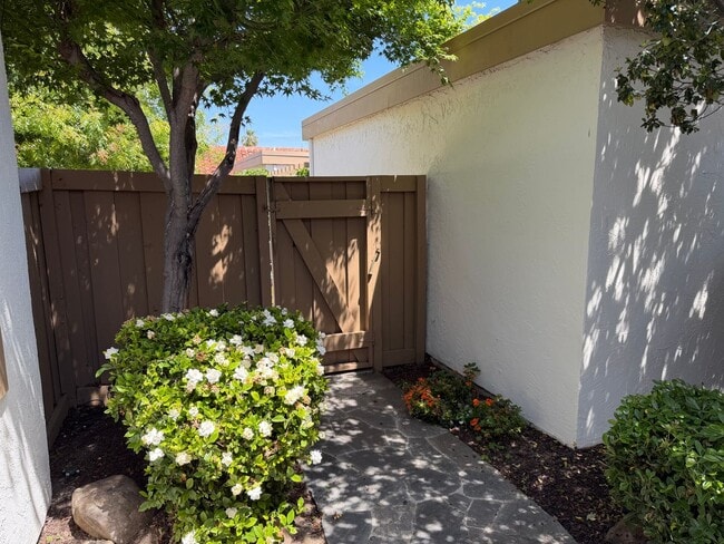 Building Photo - Santa Clara- Park Villas-Single story unit with community pool!