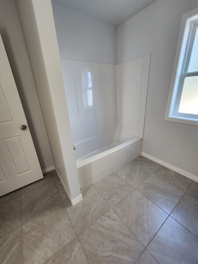 Building Photo - 6th Ave SE Duplex