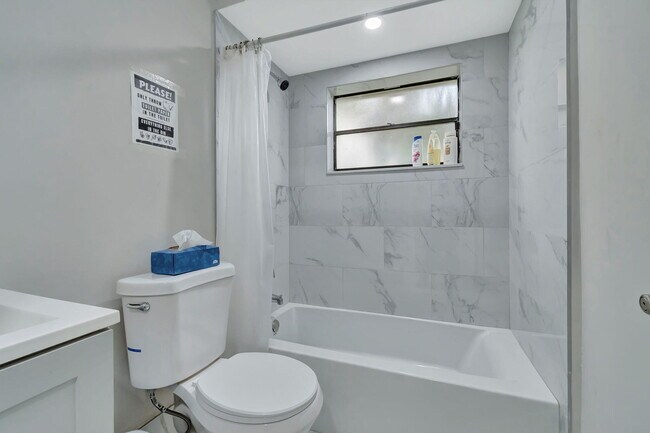 Building Photo - 7883 Villa Nova Dr N