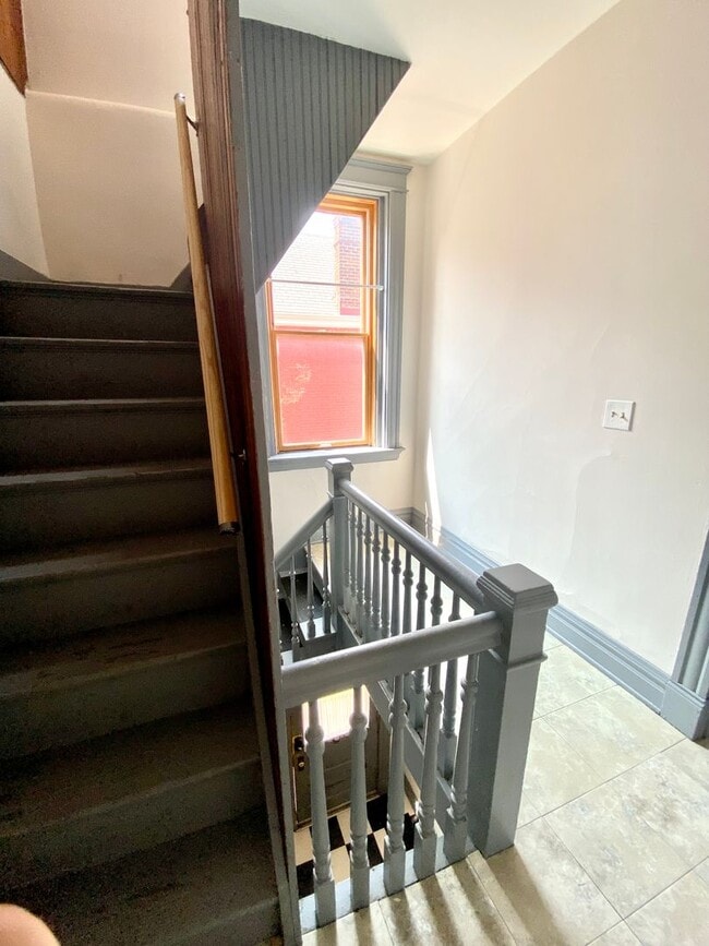 Building Photo - Spacious 5 bed/2 bath on Victor Mins. from...