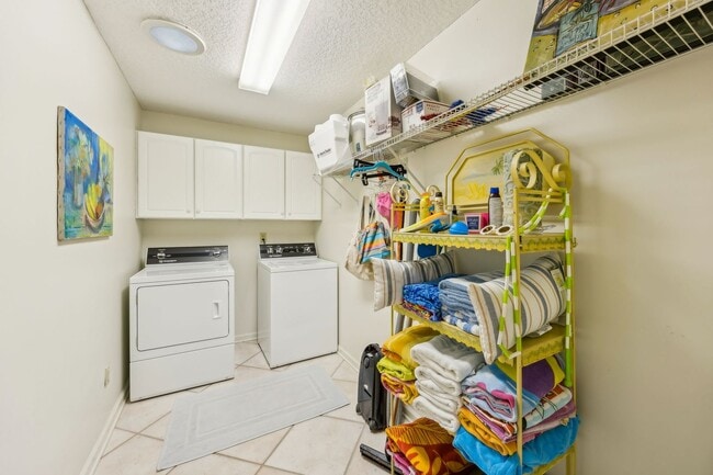 Building Photo - Ocean Village, 3 bed, 2 bath, FULLY furnished home! Walk to the Beach!