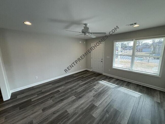 Building Photo - 224 Bradford Circle - Available Now!