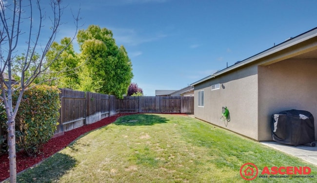 Building Photo - Charming 4 Bedroom Home!