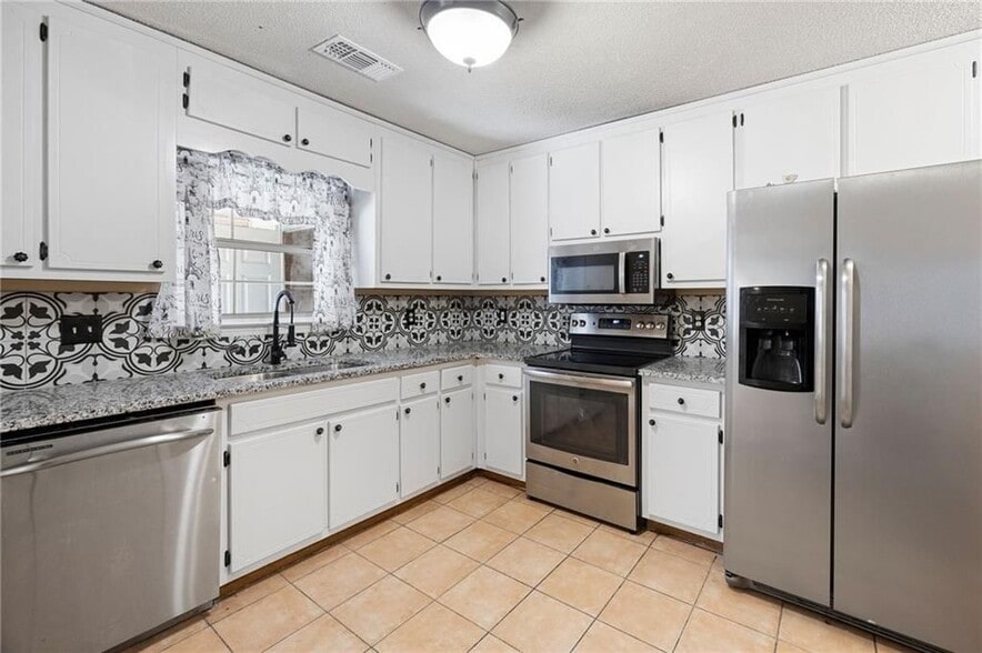 Building Photo - 2898 Lakemont Dr SW