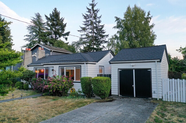 Building Photo - 11315 Roosevelt Way NE