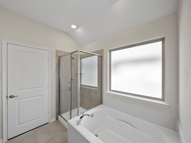 Building Photo - 10505 Breezeway Dr