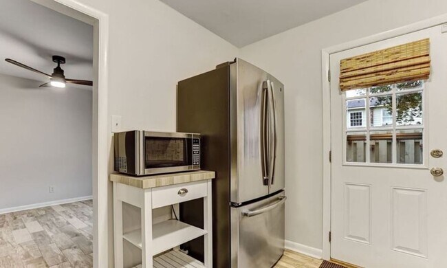 Building Photo - Charming Town Home Available August 12th.