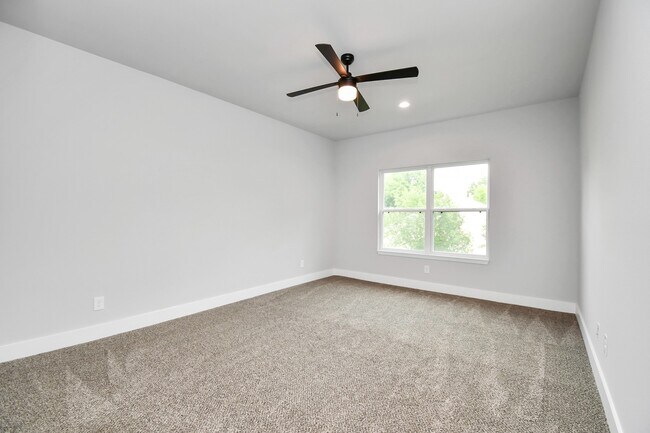Building Photo - 3814 Lakewood Dr