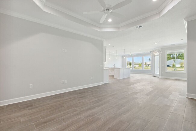 Building Photo - Resort Style living, minutes to town!