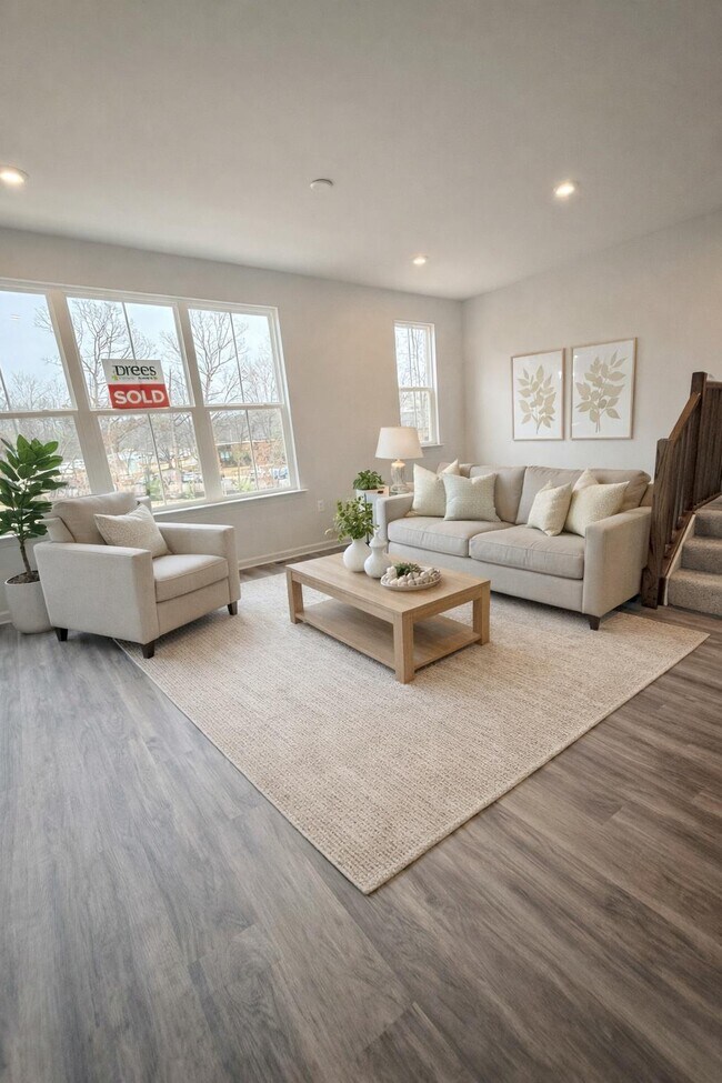 Building Photo - 10165 Queens Wy