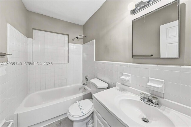 Building Photo - 458 NE 38th St