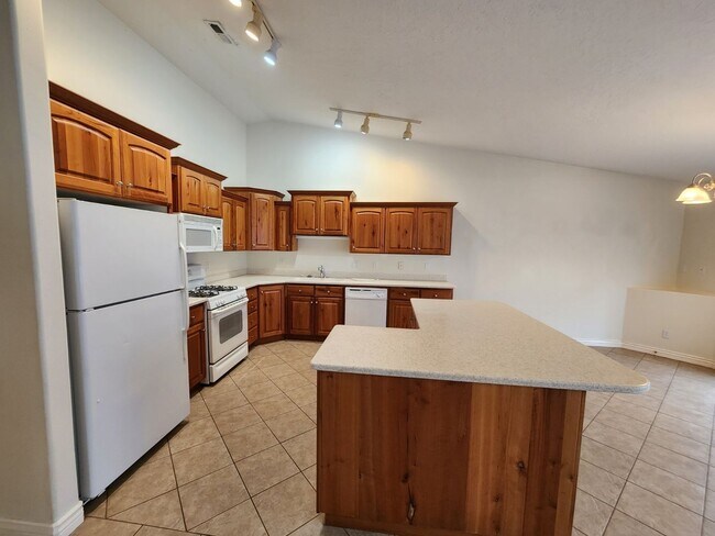Building Photo - The Seasons @ Mesa Hills 3 bed/2 bath