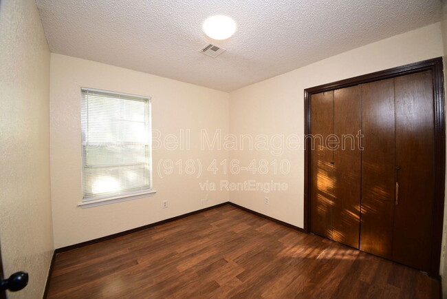 Building Photo - 746 W Commercial St