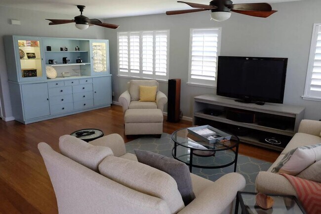 Building Photo - Spacious, Stylish, and Perfect for Enterta...