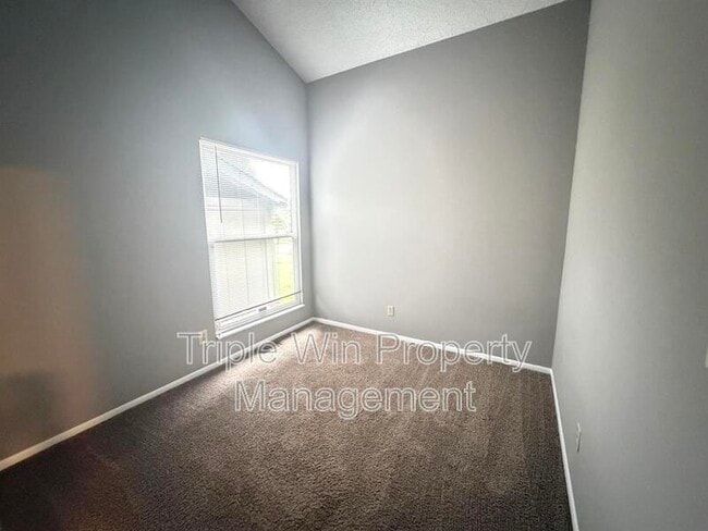 Building Photo - 2450 Jenkee Dr