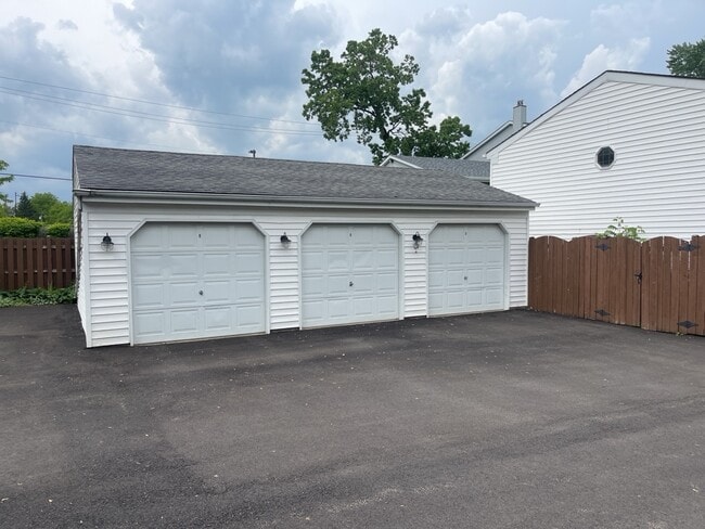 Building Photo - 350 College St