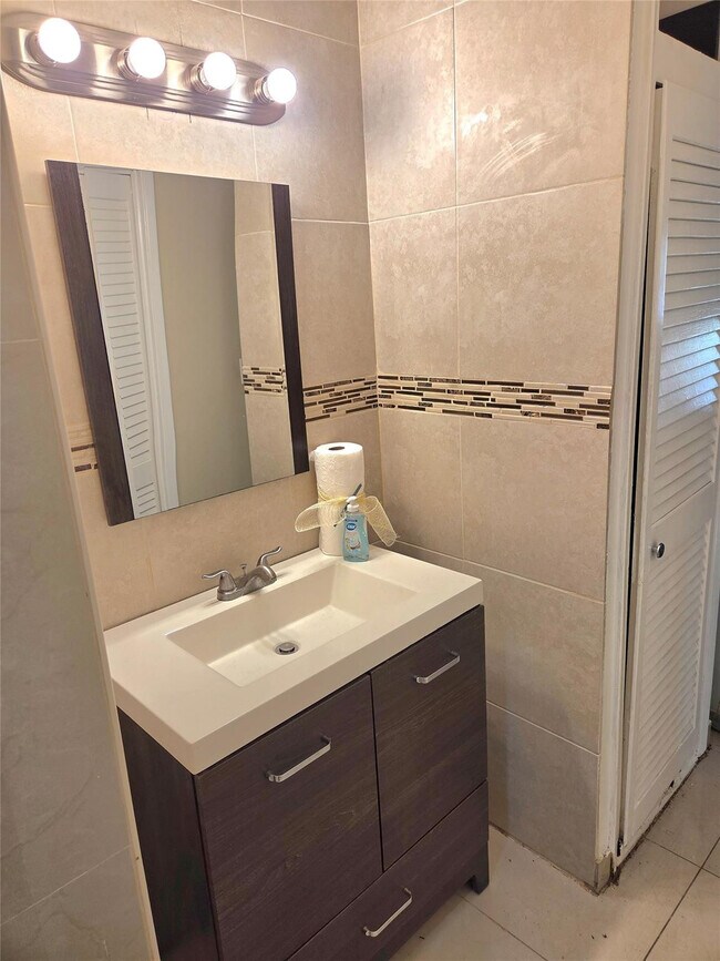 Building Photo - 1971 SE 5th Ct