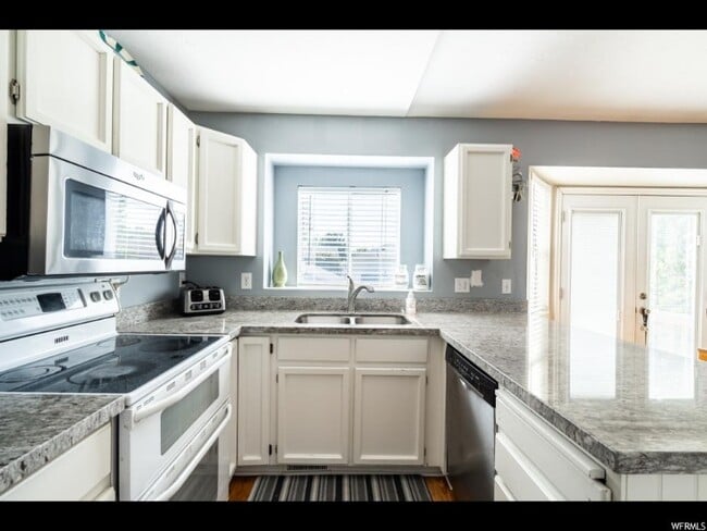 Building Photo - 1243 1870 N