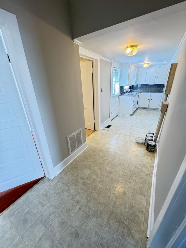 Building Photo - Large 2 bed 1 bath home located blocks fro...