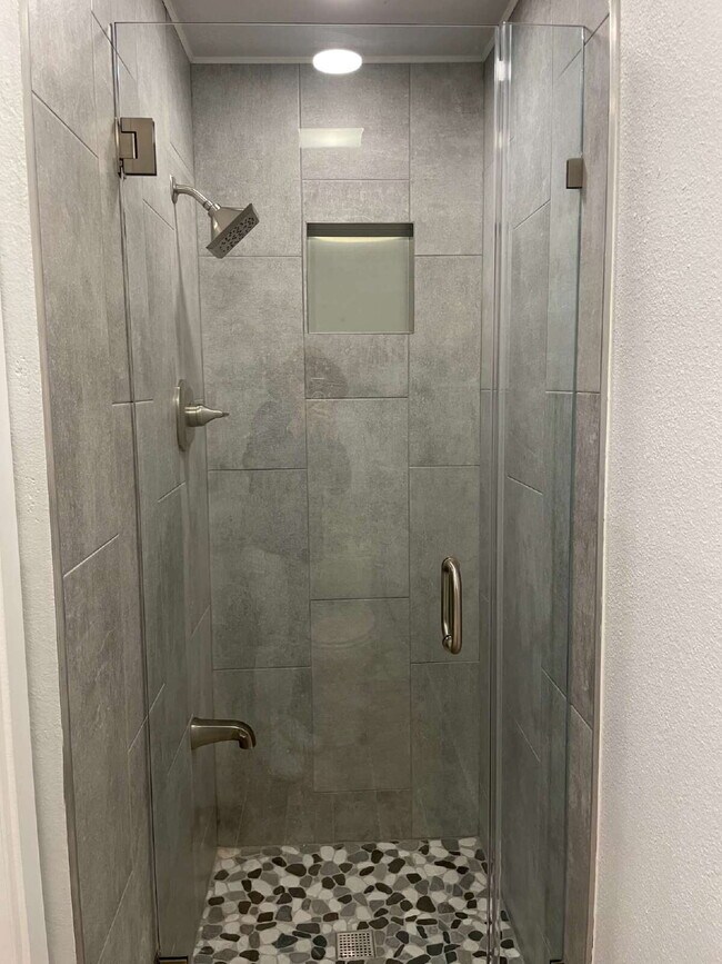 Building Photo - Spacious 2-Bed, 2-Bath Condo in Spokane's ...