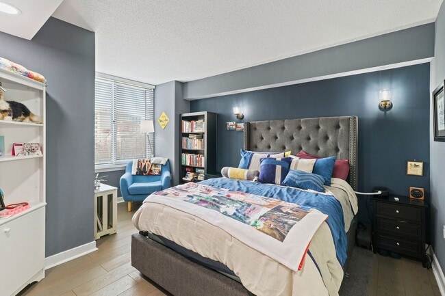 Building Photo - 2 Bedroom 2 Bath Condo Open Floor-plan, Stainless Steel Appliances, Pool, Concierge and More