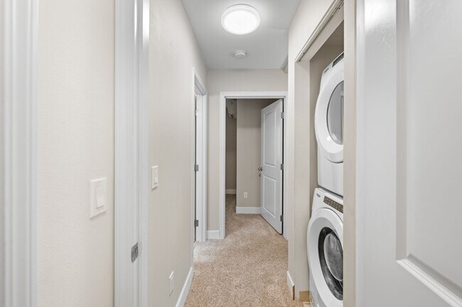 Building Photo - 2 Bed / 2 Bath Bridge-Level Condo with Ocean View & 2 parking stalls