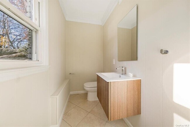 Building Photo - 3 Lakeview Ave