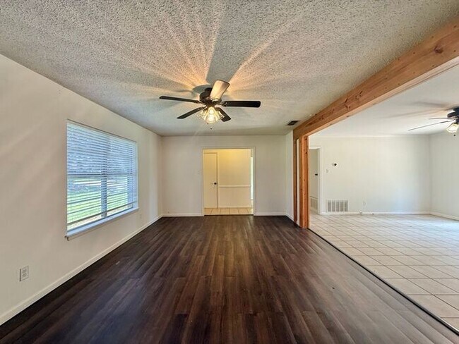 Building Photo - Spacious 3 Bedroom Home in Whitehouse ISD! Tour Today!