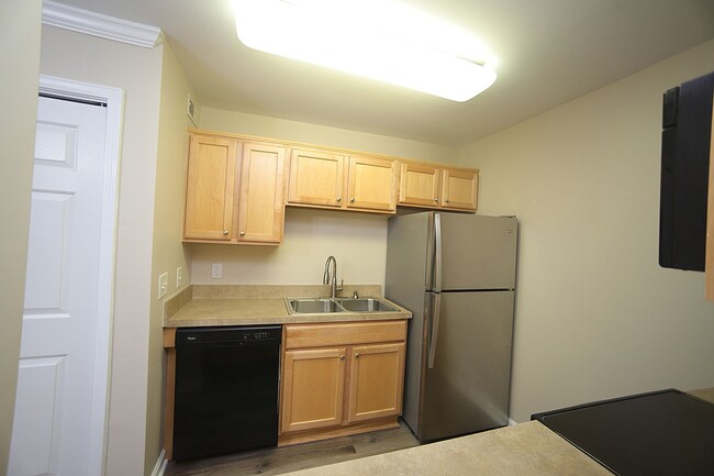 Building Photo - Fully Updated 3 Bedroom Condo in Prime Ral...