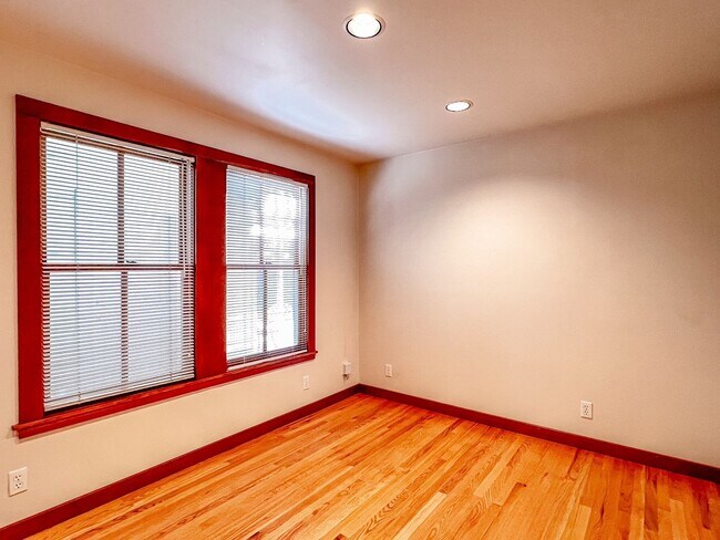 Building Photo - Charming One Bedroom Apartment