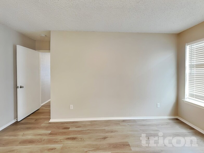 Building Photo - 327 Moss Hill Dr