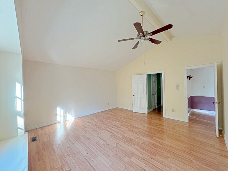 Building Photo - 102 Rock Nest Ct