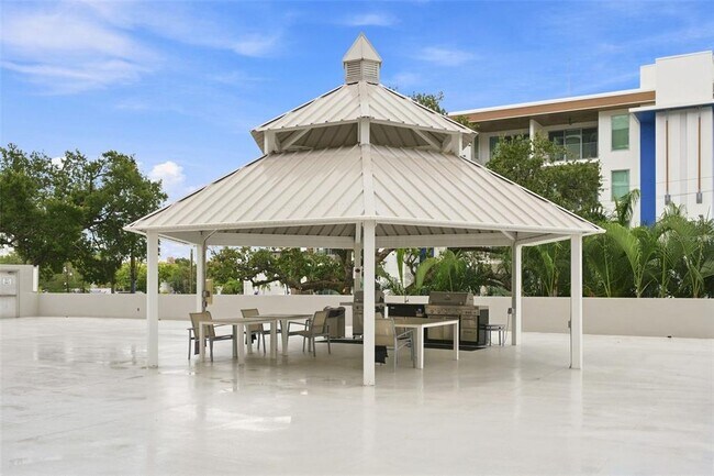 Building Photo - 707 S Gulfstream Ave