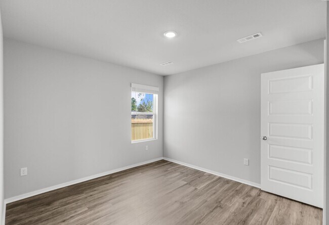 Building Photo - 6608 NW Vandergriff St