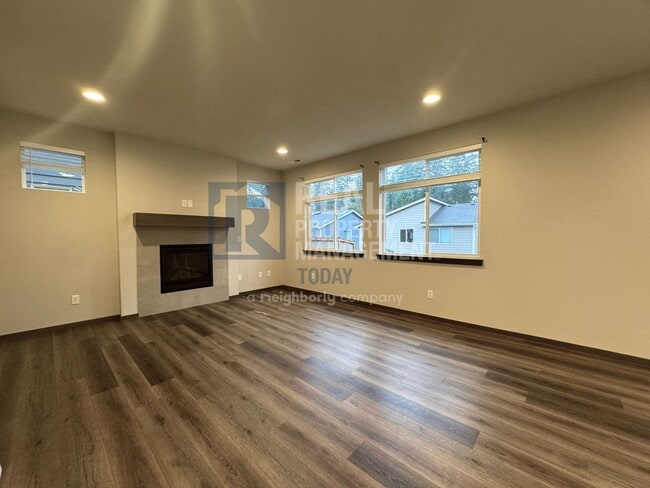 Building Photo - Stunning 5 Bedroom! Great Location!