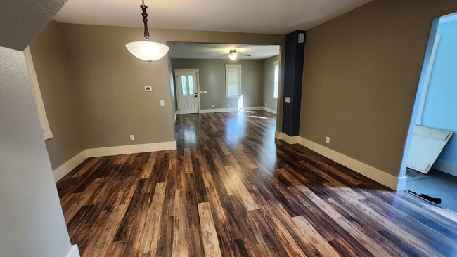 Building Photo - 3 Bedroom, 1 Bathroom Fully Remodeled Home...