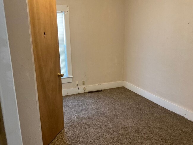 Building Photo - Roomy 2 bedroom 1 bath home