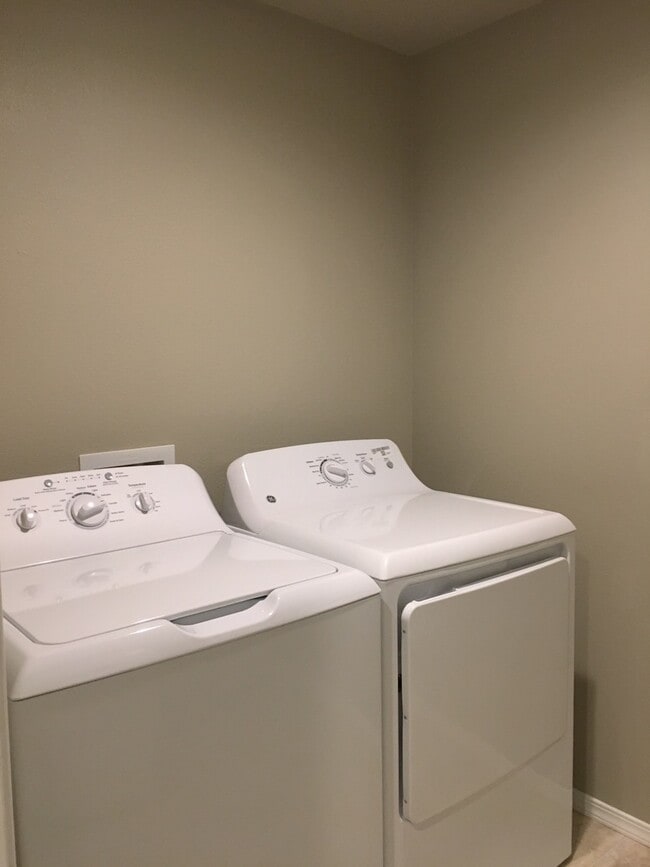 Building Photo - 608 N Trinity Way