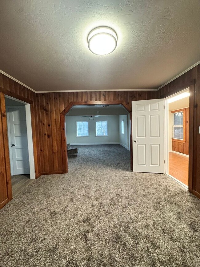 Building Photo - Spacious Country Home w/ HUGE SHOP!