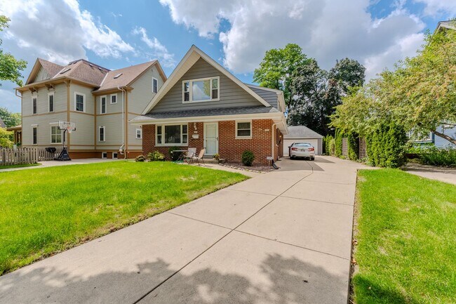Building Photo - 1619 N 72nd St