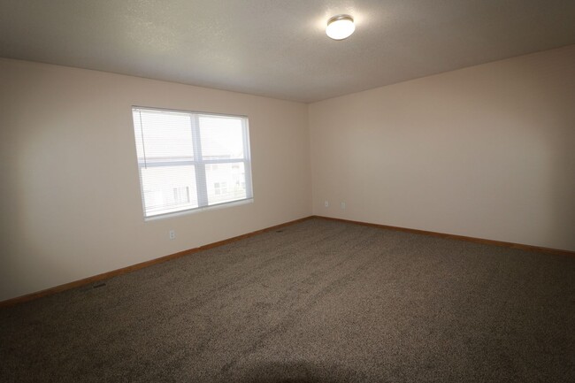 Building Photo - AWESOME 3 BEDROOM HOME CLOSE TO FORT RILEY