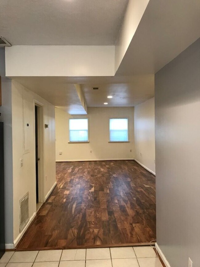 Building Photo - 2 Bed 2.5 Bath row house located just a short distance from RFK stadium in NE Washington, DC.