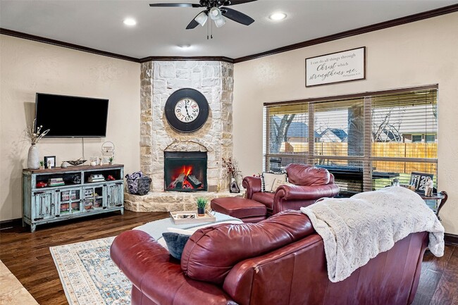 Building Photo - 8918 N Longwood Dr