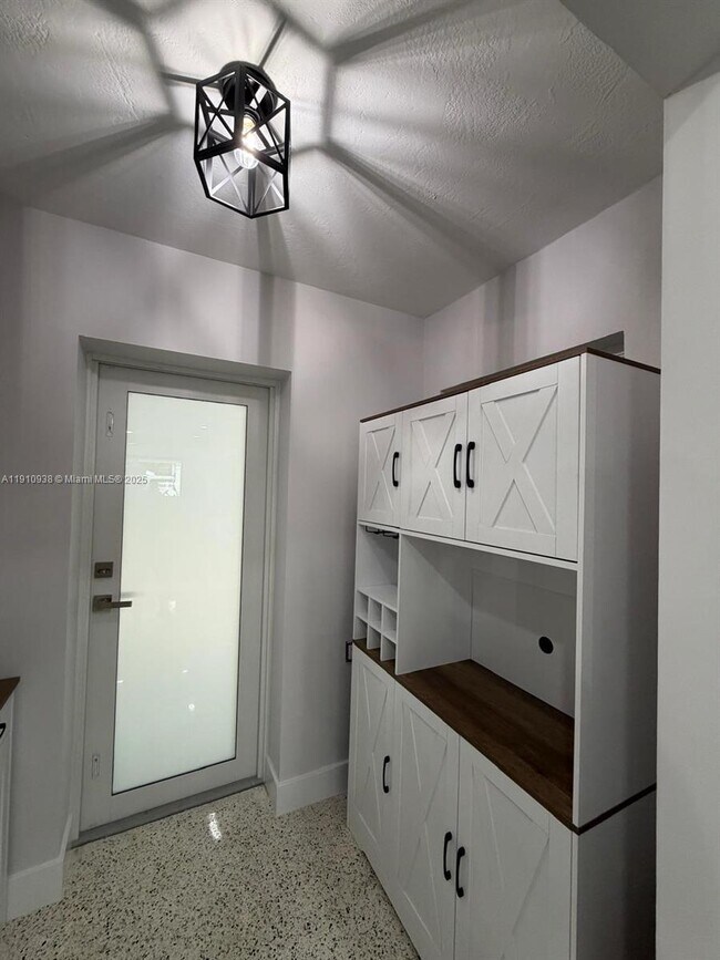 Building Photo - 219 S Bay Harbor Dr