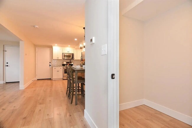 Building Photo - Salem NH