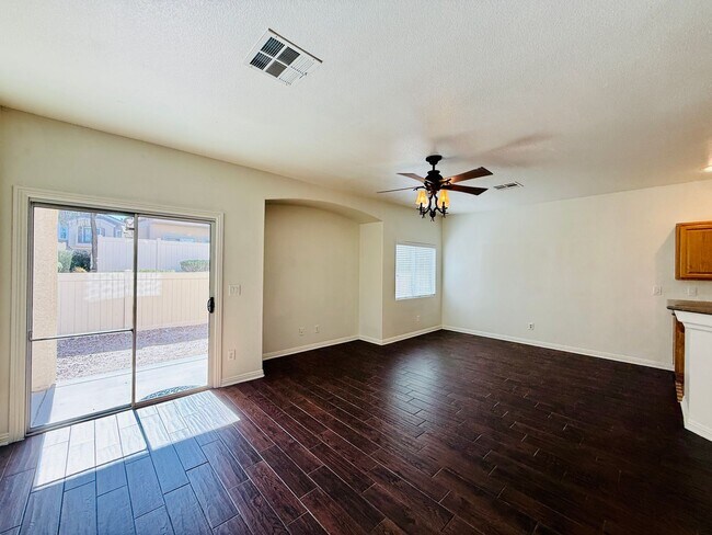 Building Photo - Great Spacious 3 bedroom Townhome Availabl...